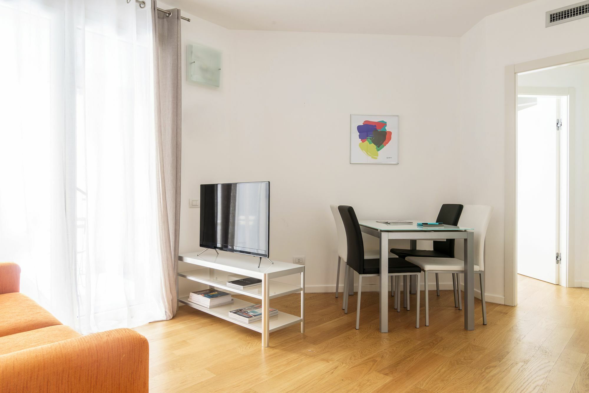 Joivy Sunny 1-Bed Flat With Balcony Lejlighed Milano Eksteriør billede